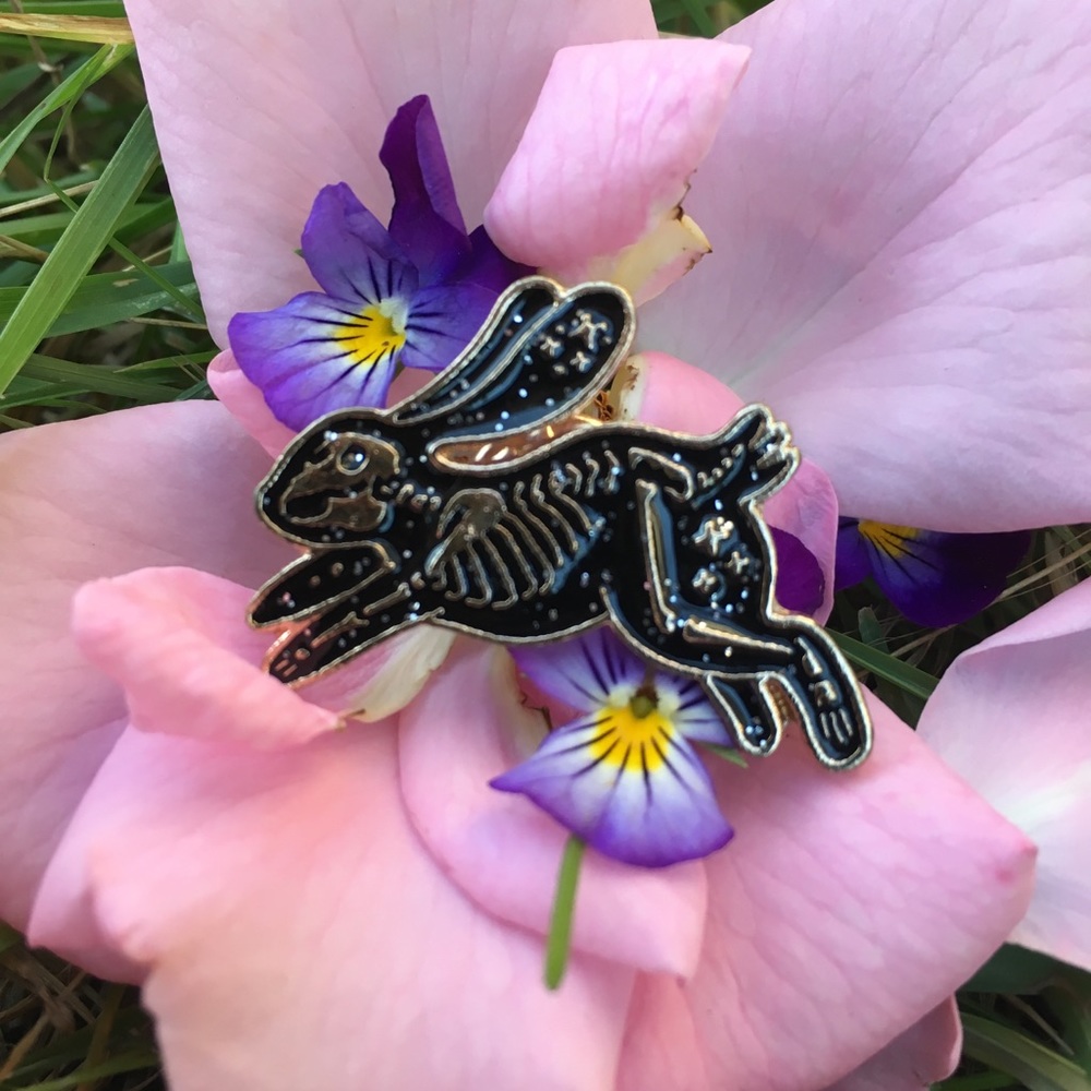 𖤐 Glittery Skeleton Bunny Enamel Pin 𖤐
